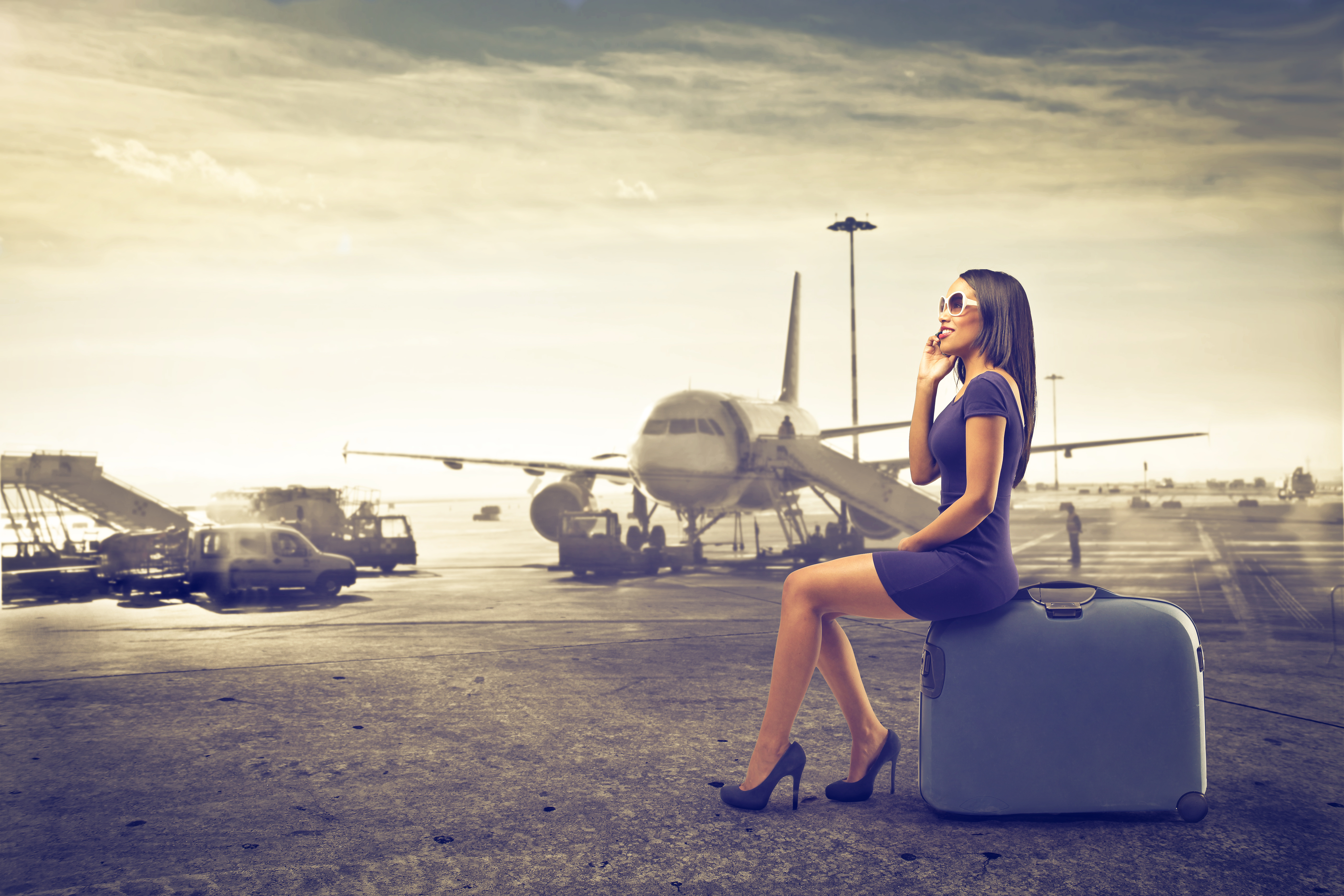 Улетает в командировку. Девушка с чемоданом. Девушка чемодан самолет. Девушка путешествует. Девушка с чемоданом в аэропорту.
