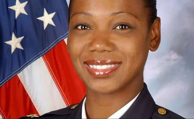 Женщина, ставшая главным полицейским Нью-Йорка, объявила об отставке