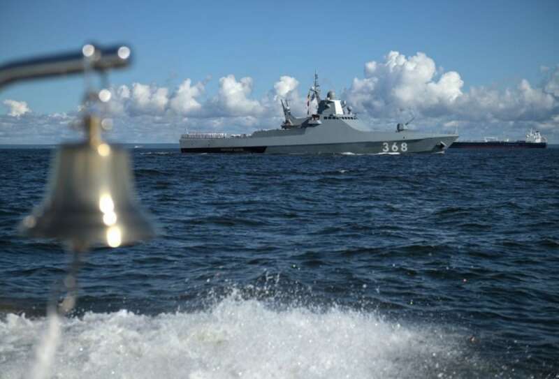Корабль РФ предупредительным огнем остановил сухогрузу в Черном море