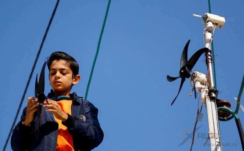 Мальчик в Газе осветил семейную палатку самодельным ветряком