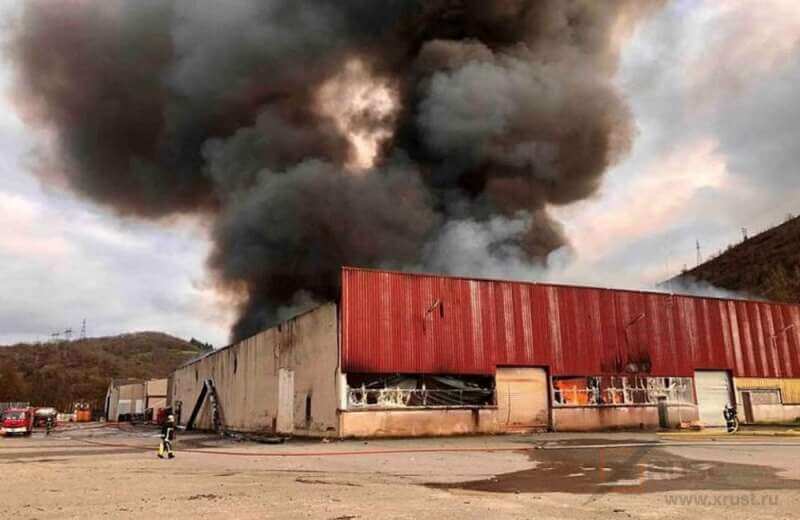 Завод, утилизирующий литиевые батареи, горит во Франции