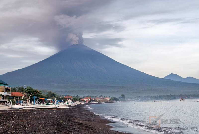 Вулкан Руанг в Индонезии начал извергаться